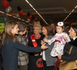 ​Doña Sofía y Doña Letizia saludan a los visitantes del rastrillo benéfico en el pabellón de la Pipa de la Casa de Campo